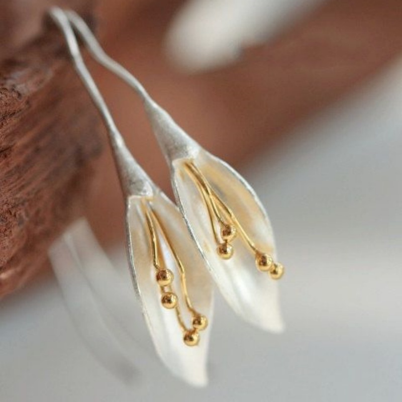 Women's Retro Art Minimalistic Lily Petal Earrings